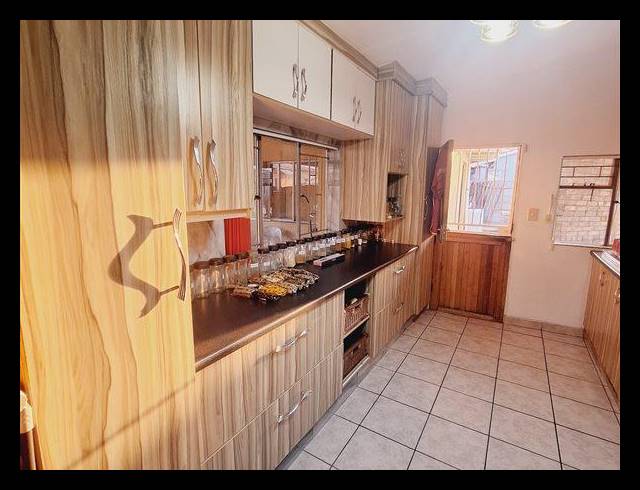 4 BEDROOM HOUSE FOR SALE IN KEMPTON PARK WEST